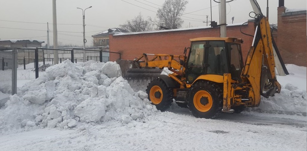 Экскаватор погрузчик для уборки снега и погрузки в самосвалы для вывоза в Астрахани